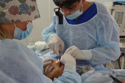 Лариса Копенкина на операционном столе пластического хирурга